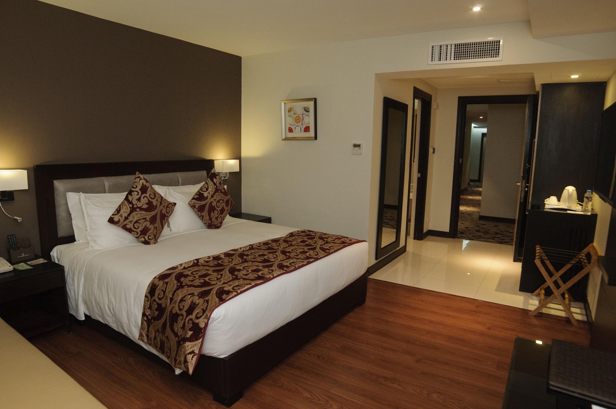 Brentwood Suites Ciudad Quezon Exterior foto