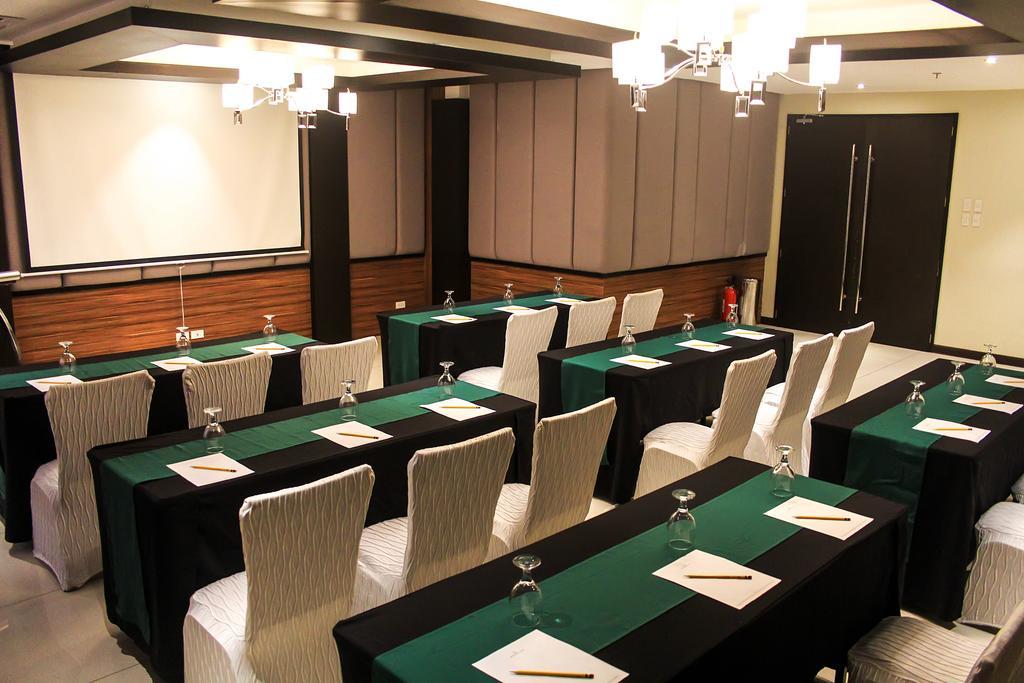 Brentwood Suites Ciudad Quezon Exterior foto