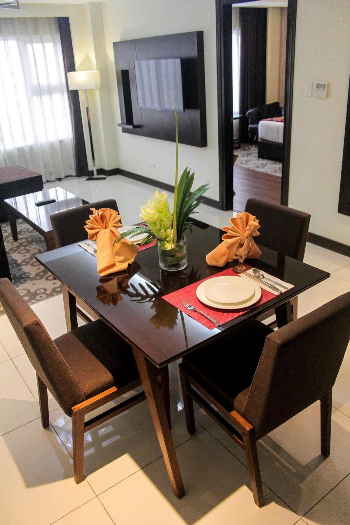 Brentwood Suites Ciudad Quezon Exterior foto