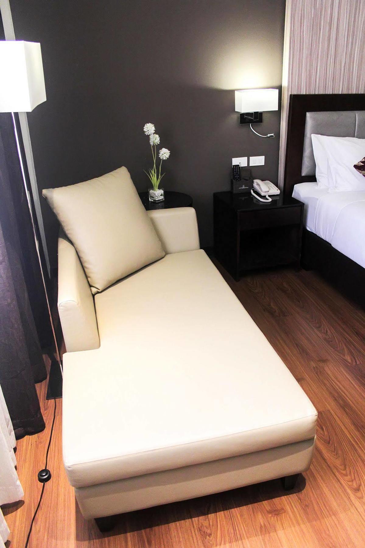 Brentwood Suites Ciudad Quezon Exterior foto