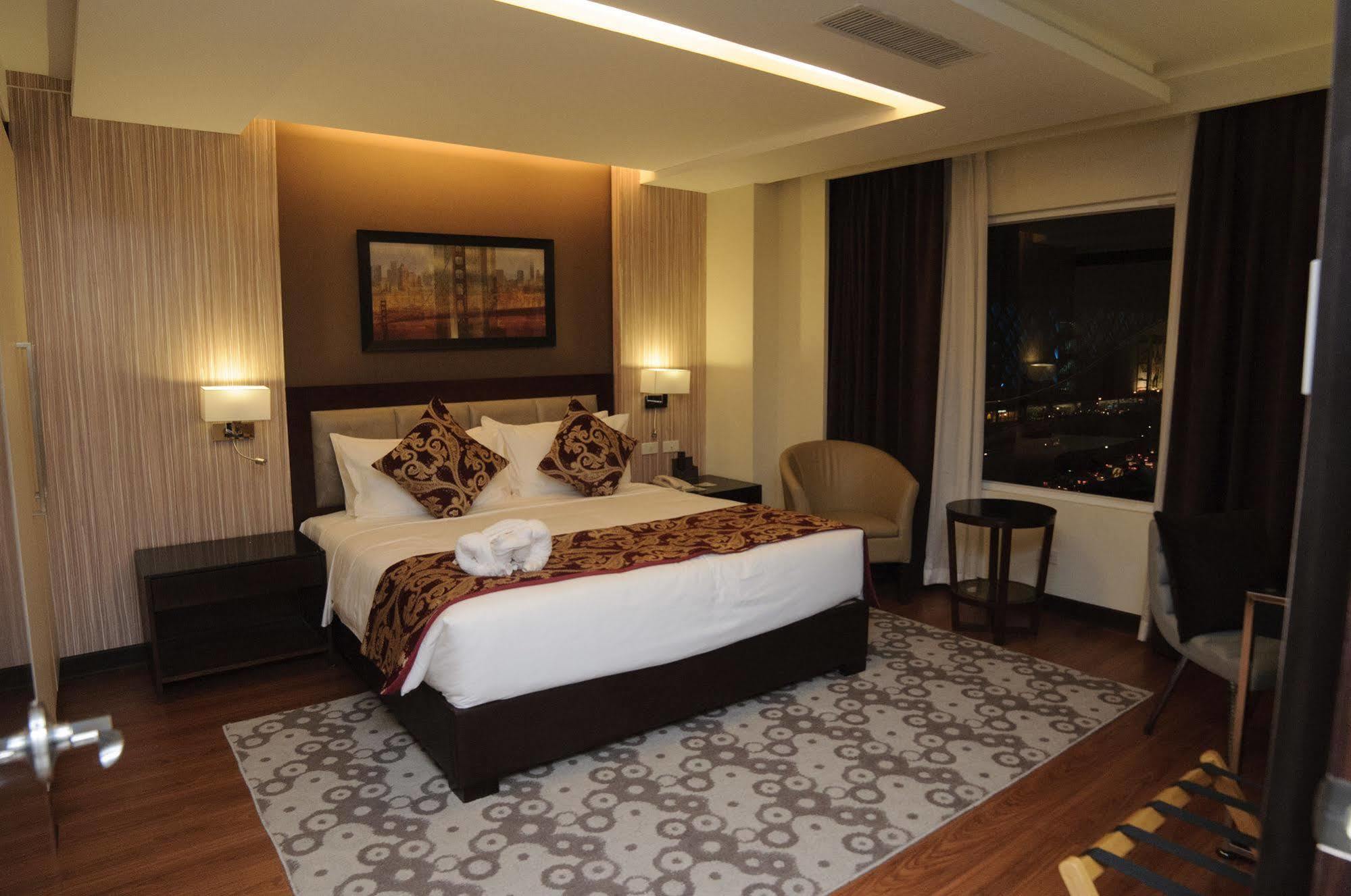 Brentwood Suites Ciudad Quezon Exterior foto
