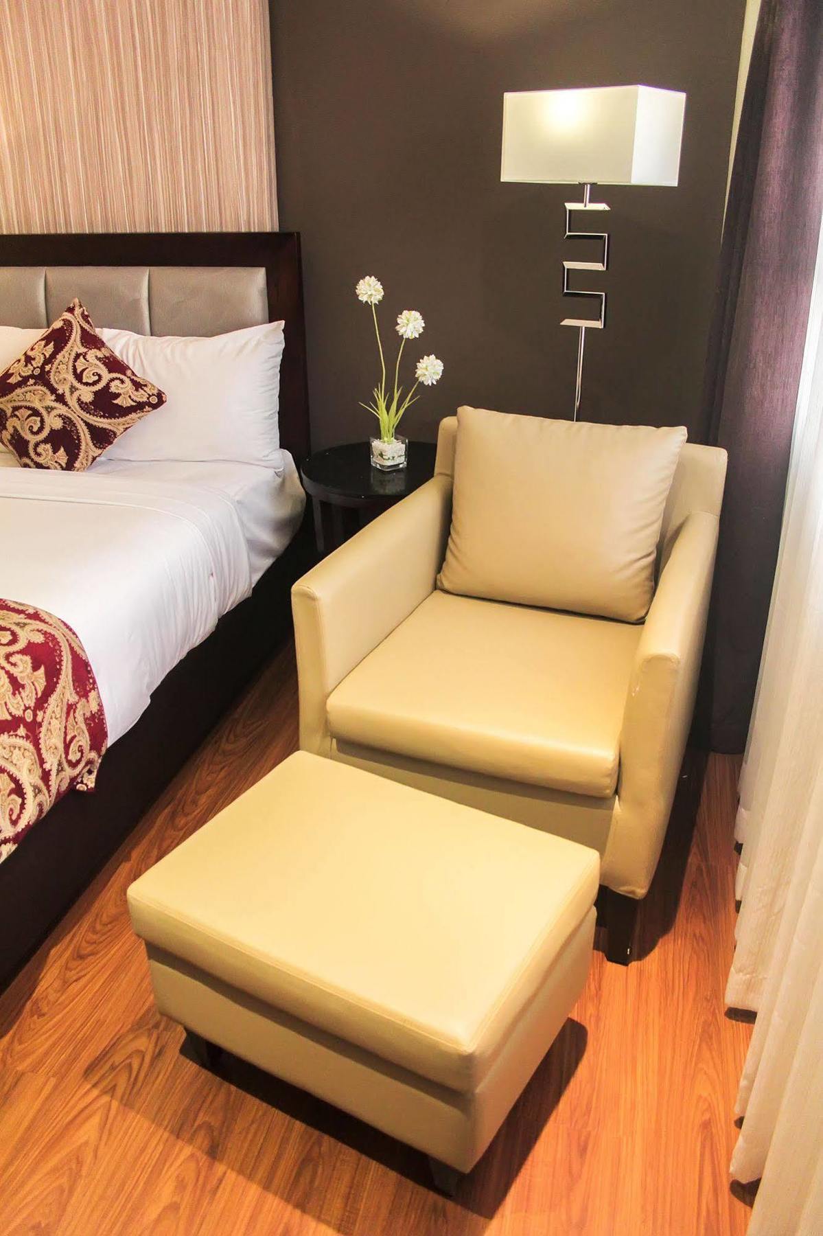 Brentwood Suites Ciudad Quezon Exterior foto