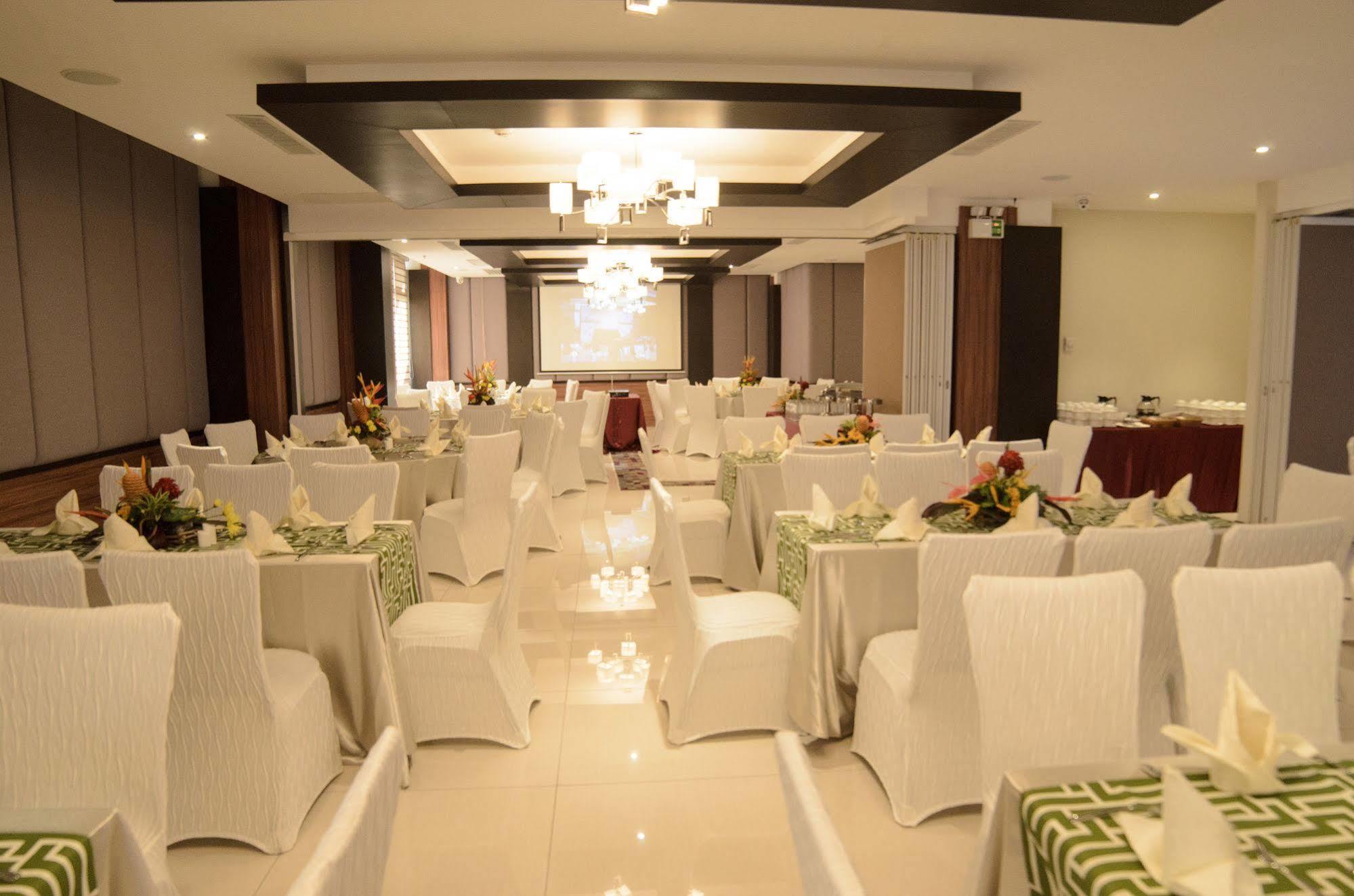 Brentwood Suites Ciudad Quezon Exterior foto