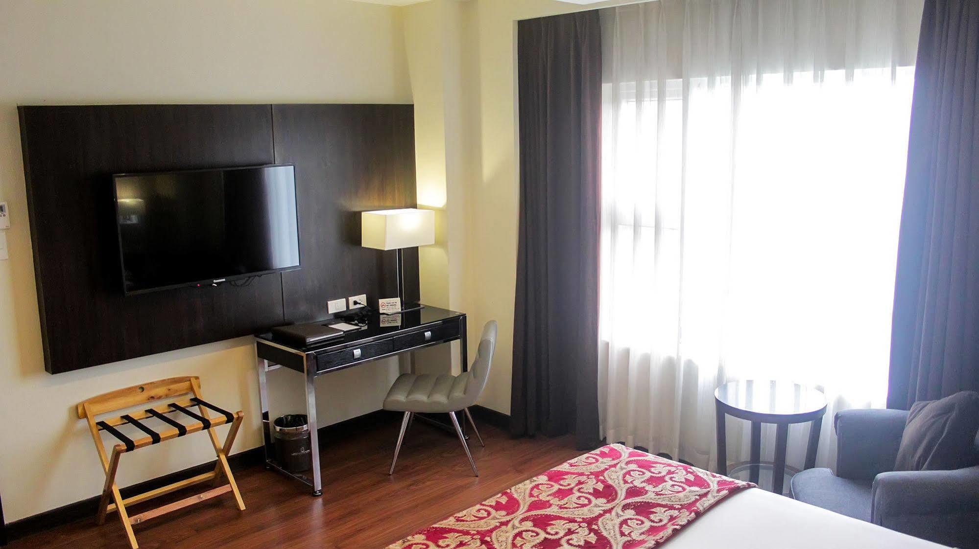 Brentwood Suites Ciudad Quezon Exterior foto